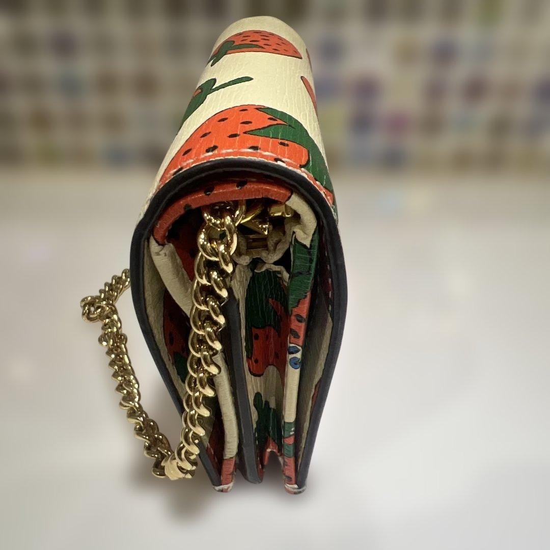 GUCCI グッチ　いちご柄 二つ折り財布　チェーン付き