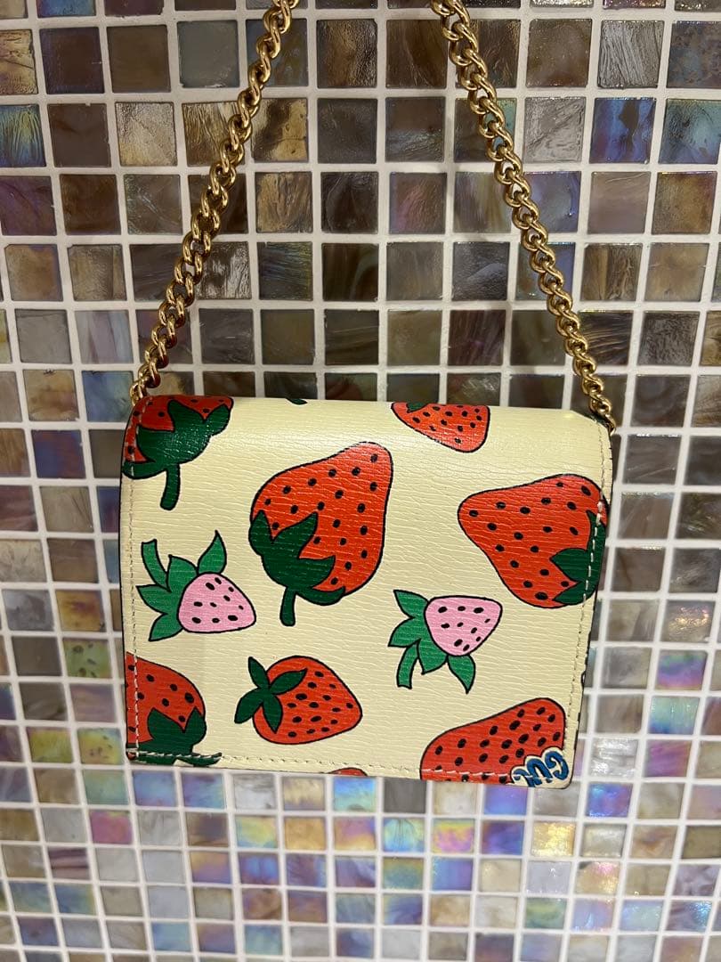 GUCCI グッチ　いちご柄 二つ折り財布　チェーン付き