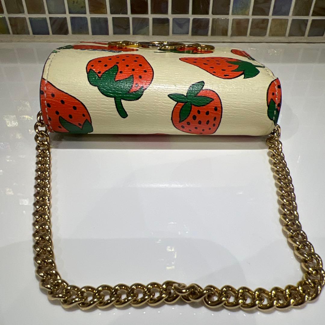 GUCCI グッチ　いちご柄 二つ折り財布　チェーン付き