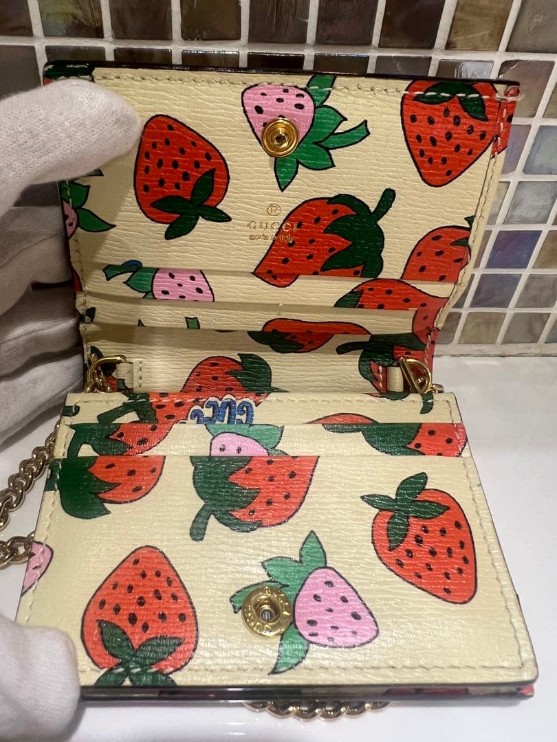 GUCCI グッチ　いちご柄 二つ折り財布　チェーン付き