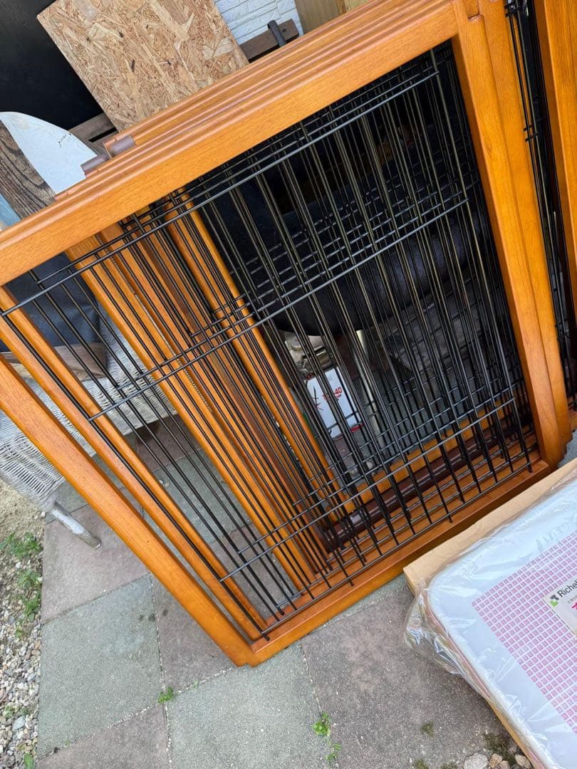 木製フレームの大型犬用ペットサークル