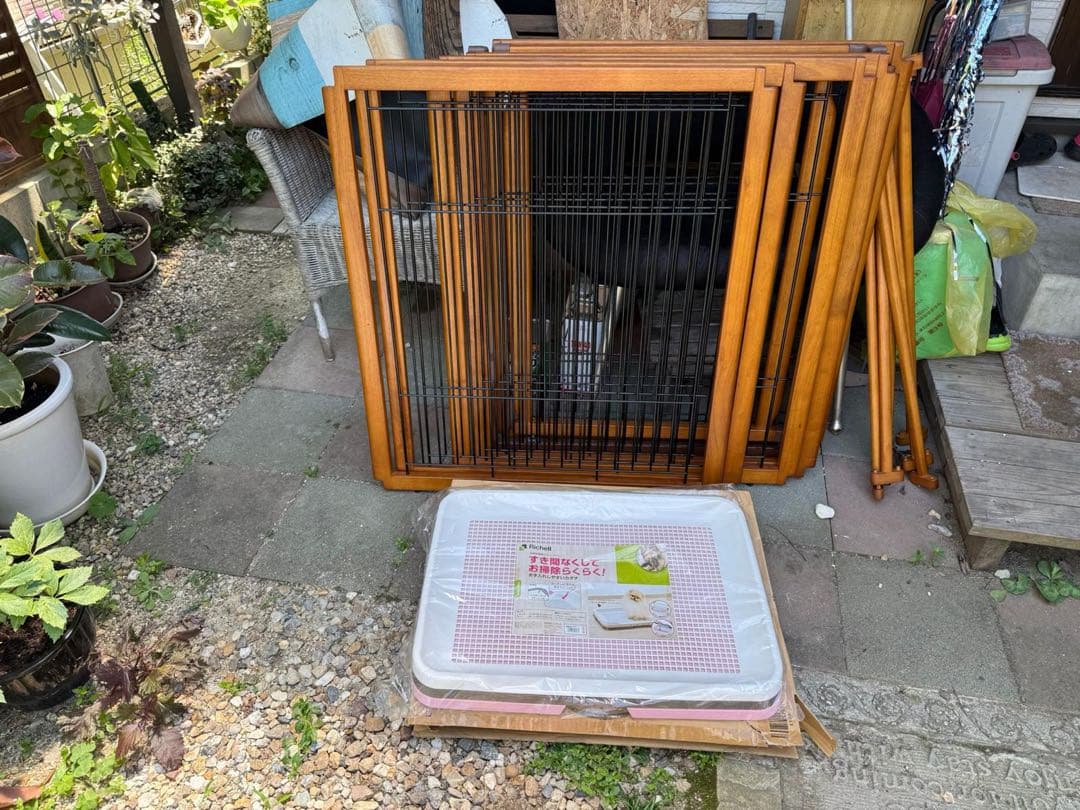 木製フレームの大型犬用ペットサークル