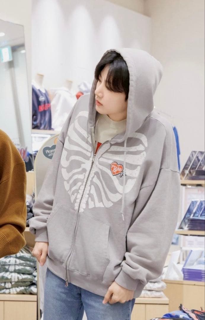 TREASURE フーディー M グレー 未開封 PLUSE ON パーカー