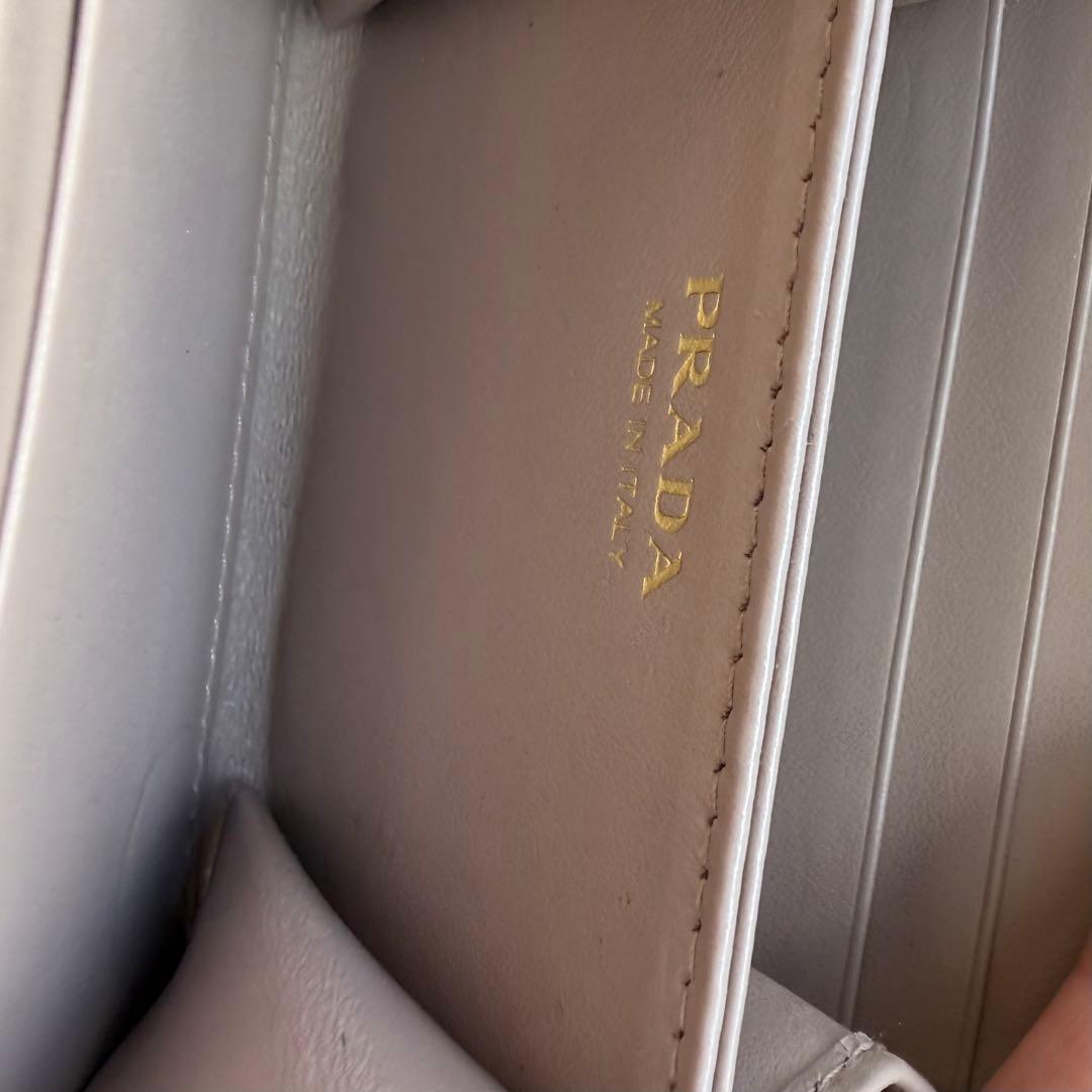 プラダ PRADA ケース　VITELLO MOVE LACCA 財布