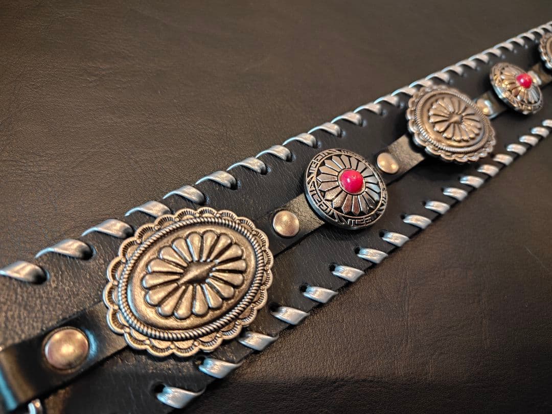 ギターストラップ　本革3mm厚　117〜130cm　赤ターコイズ風コンチョ