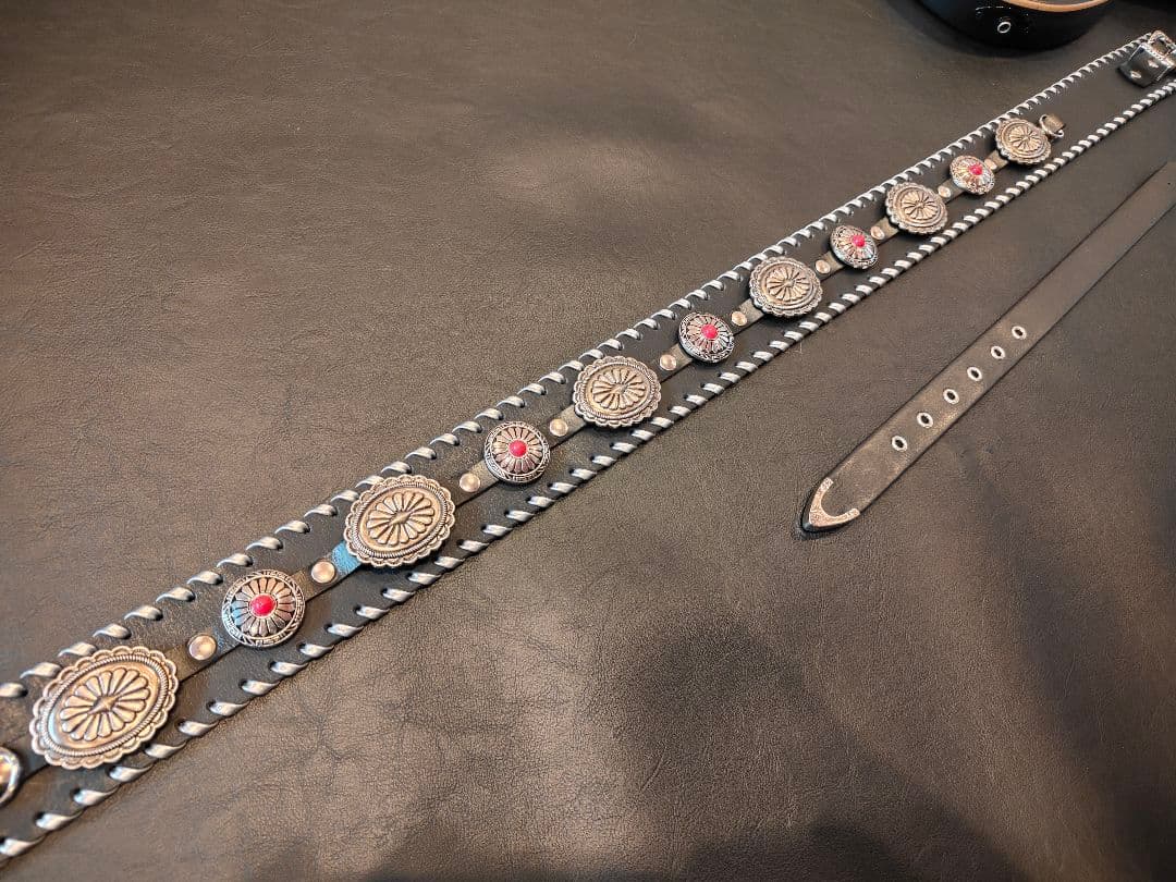 ギターストラップ　本革3mm厚　117〜130cm　赤ターコイズ風コンチョ