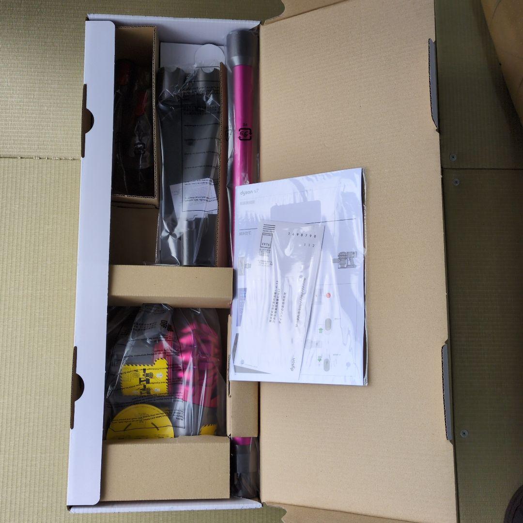 新品未使用、未開封　dyson v7 motorhead 掃除機 ピンク