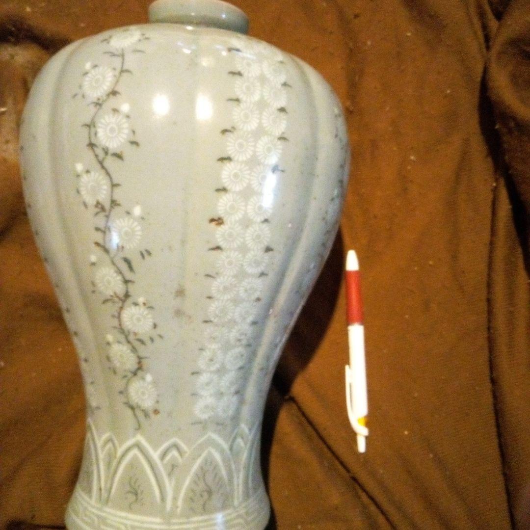 高麗青磁　灰色の花模様陶器壺