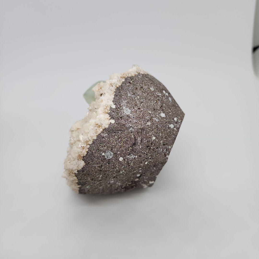 緑アポフィライトとカルサイトの共生 霊界と肉体の橋渡しで内なる平和を呼び覚ます