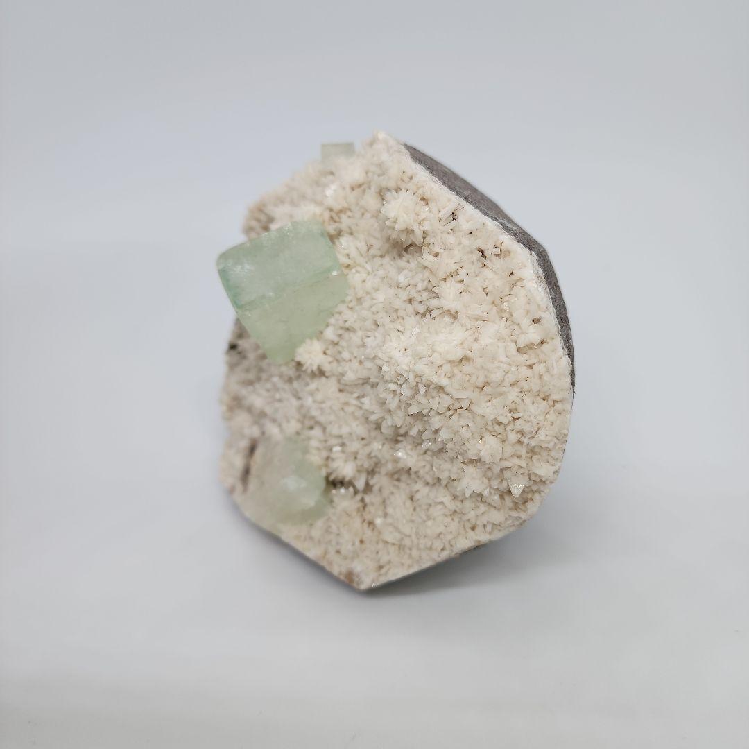 緑アポフィライトとカルサイトの共生 霊界と肉体の橋渡しで内なる平和を呼び覚ます