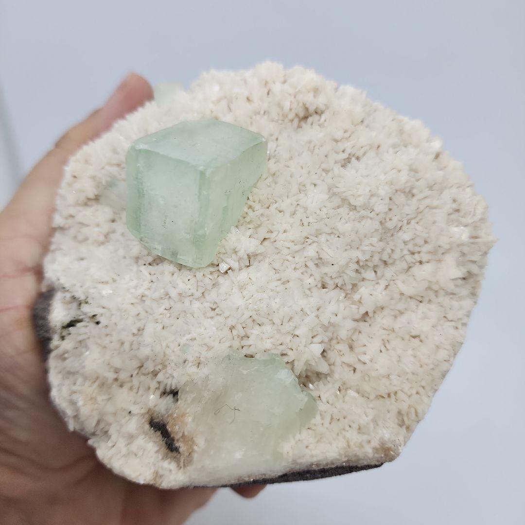 緑アポフィライトとカルサイトの共生 霊界と肉体の橋渡しで内なる平和を呼び覚ます