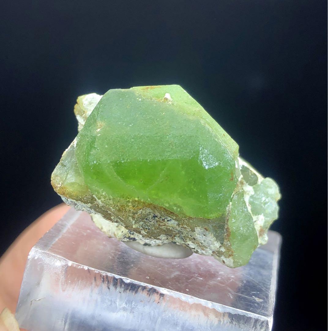 天然グリーンペリドット標本。