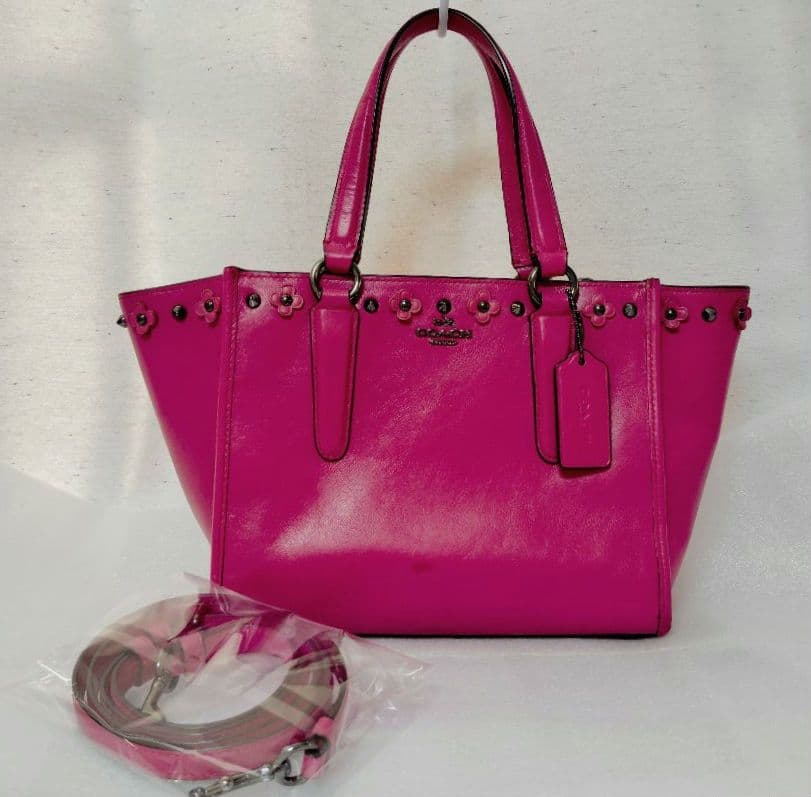 まゆちゃん　コーチ マゼンタ スタッズ フローラルレザー クロスビート