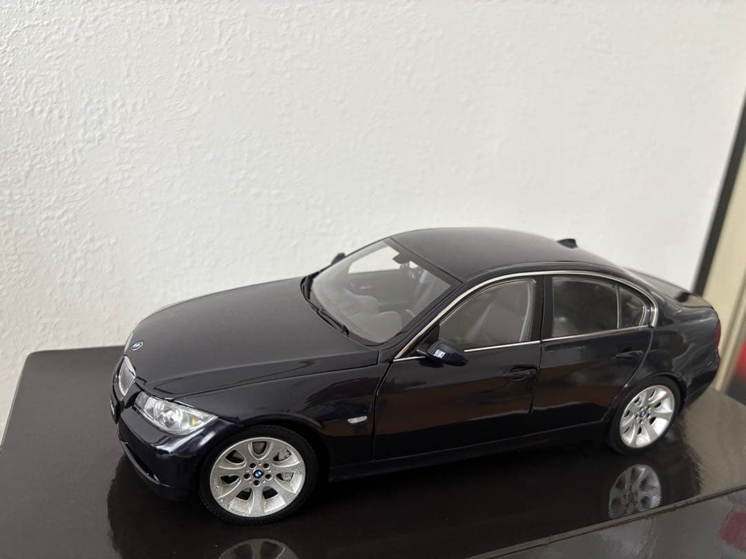 Kyosho BMW 330i Sedan 1:18 ダイキャスト