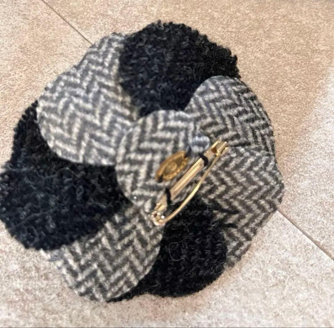 CHANEL フラワーブローチ ブラック・グレー