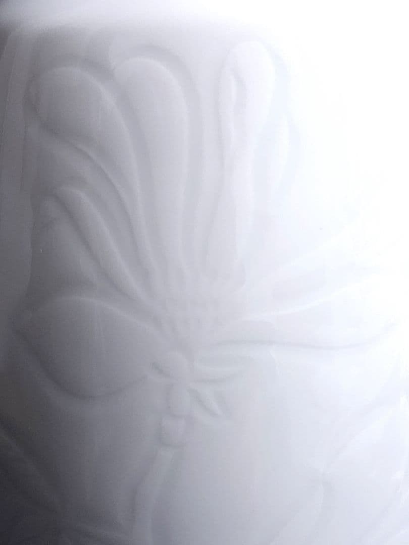 井上康徳　白磁辛夷彫文　小花瓶 高さ：約20.5㎝　共箱/陶歴