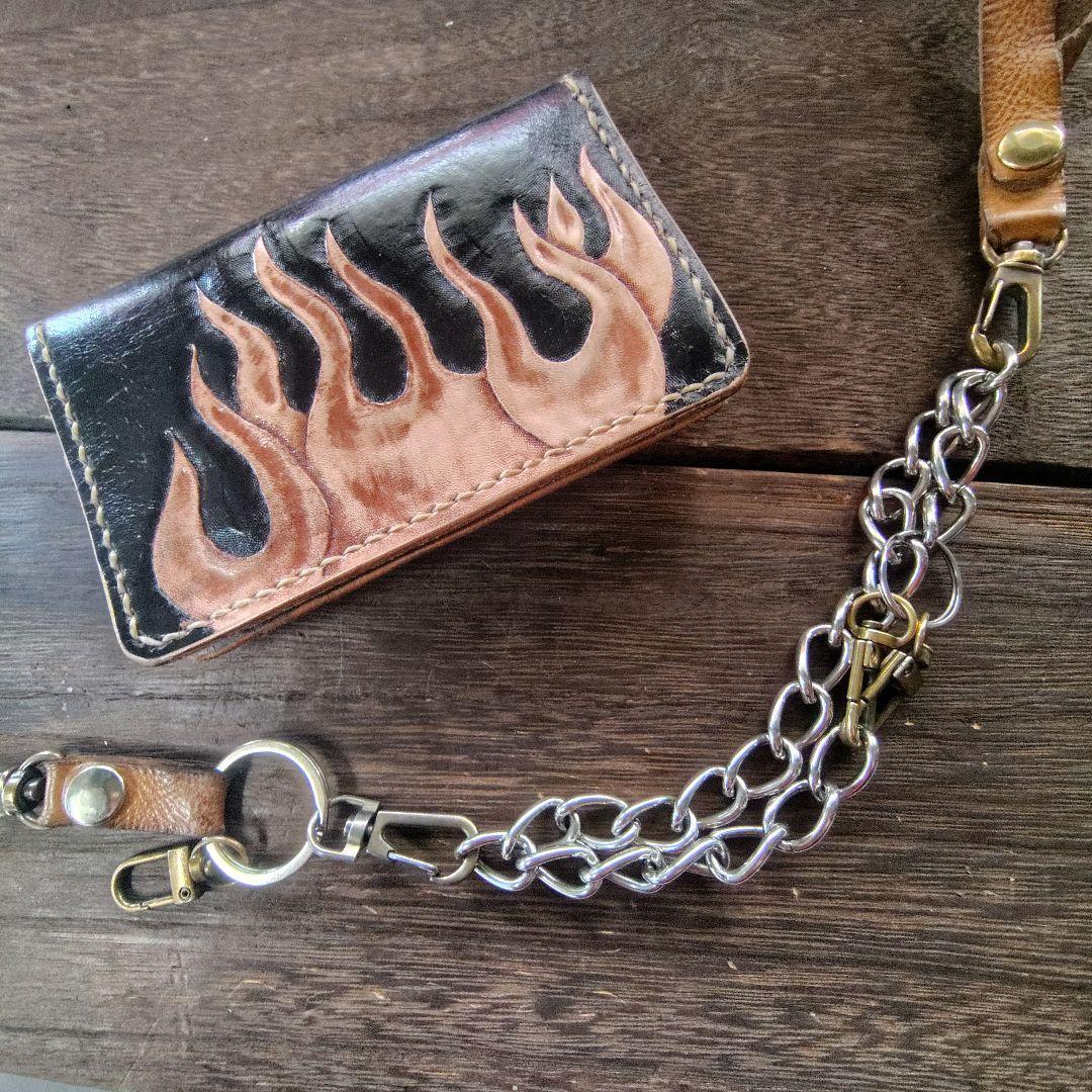 ミドルサイズ トラッカーウォレット　フレイムス カービング 手染め 黒