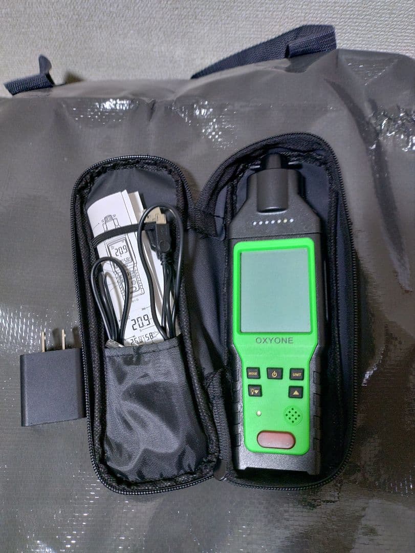 ペット用酸素発生器と酸素室（サイズ60:42:40cm）酸素濃度計付、3点セット