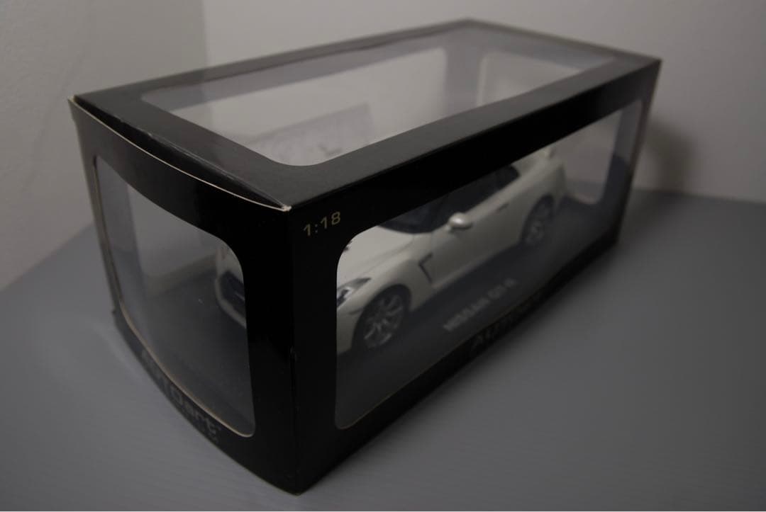 オートアート 日産 35 GTR 白 1/18 ミニカー