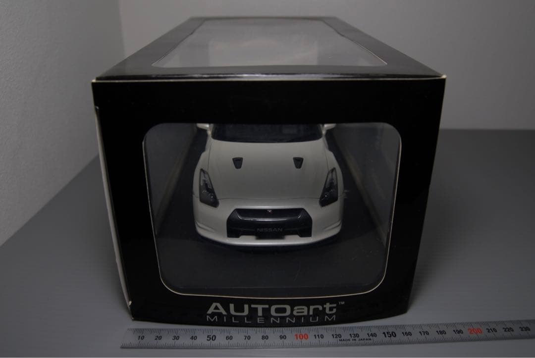 オートアート 日産 35 GTR 白 1/18 ミニカー