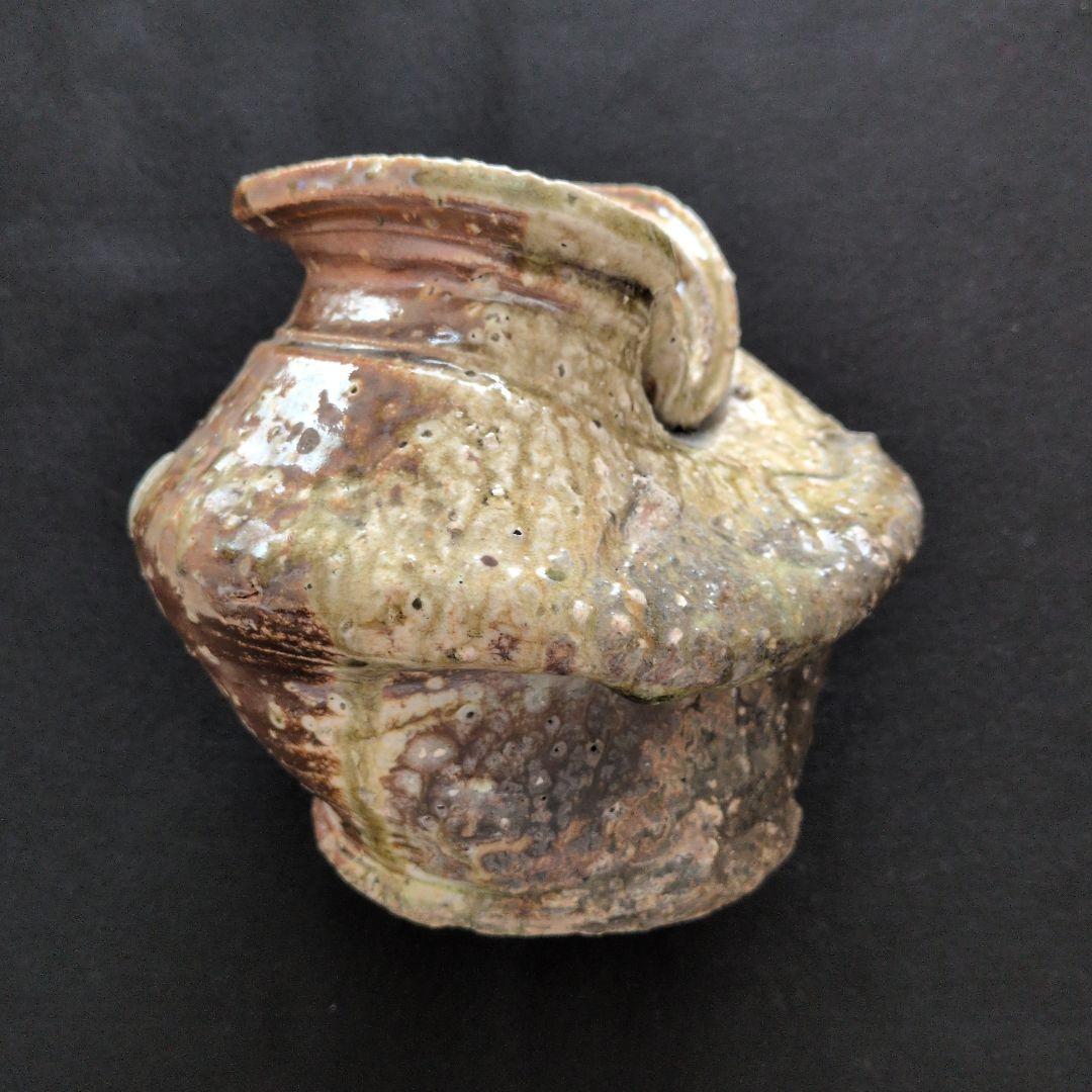 独特の曲線を持つ陶器