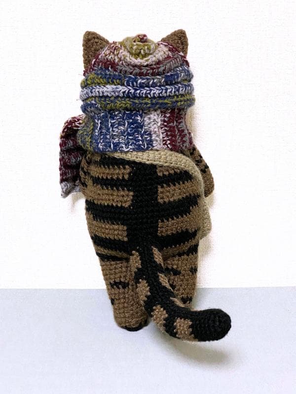 いっしょにおでかけ♪フード付きマフラーのキジトラ猫さんのあみぐるみ