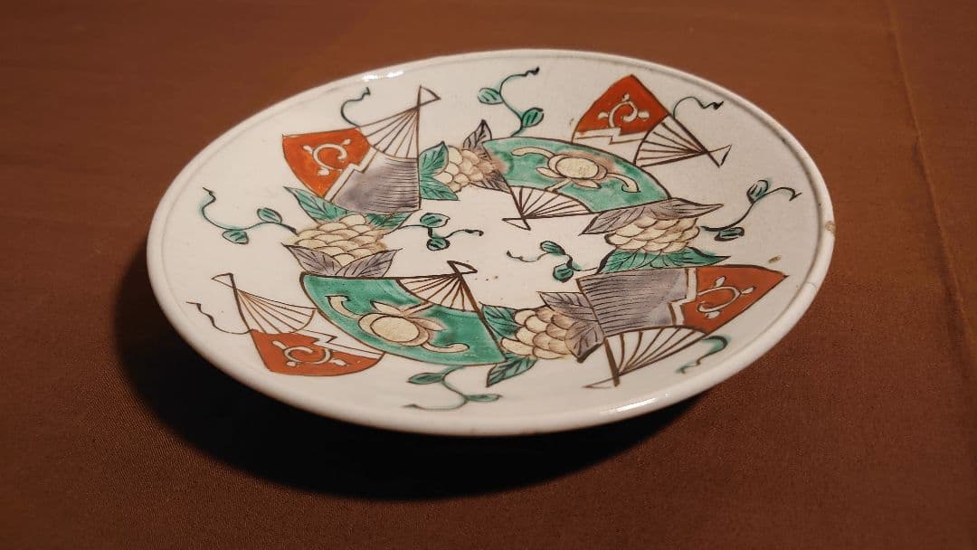 古九谷　九谷焼　春日山窯　若杉窯　赤絵　扇文　丸皿　アンティーク九谷焼　１客