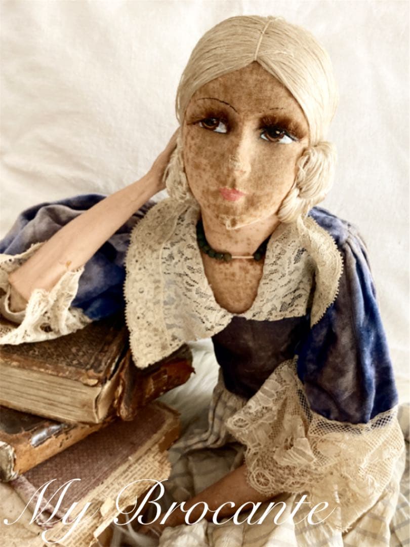 アンティーク雑貨 Shabby and lovely sofa doll.