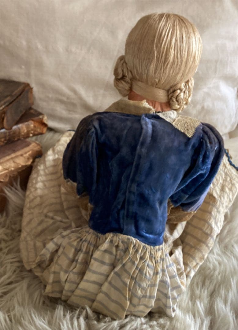 アンティーク雑貨 Shabby and lovely sofa doll.