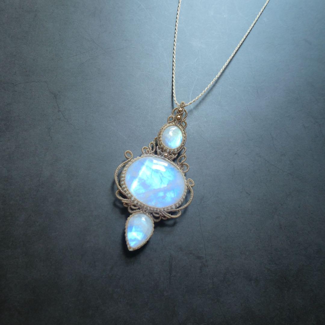 ３つのレインボームーンストーンのマクラメネックレス