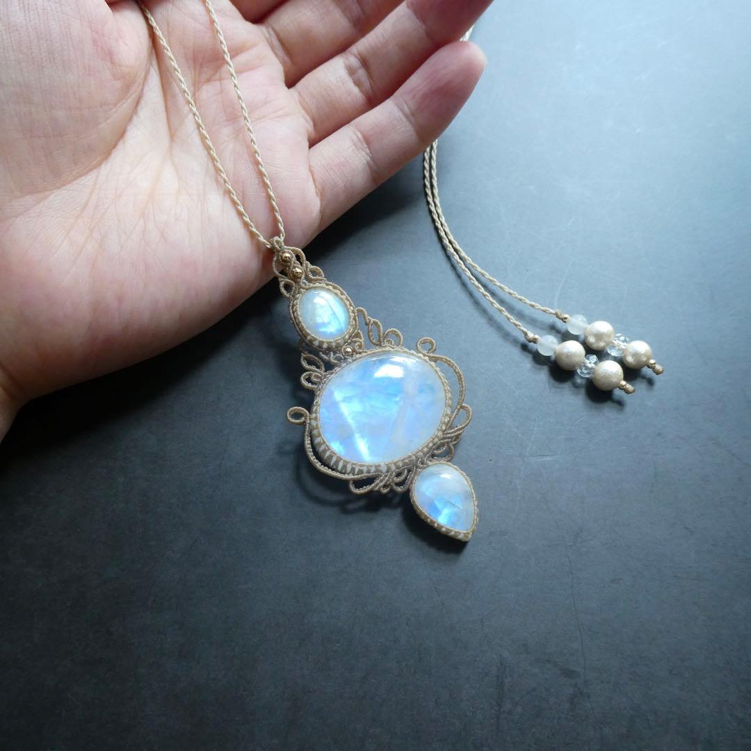 ３つのレインボームーンストーンのマクラメネックレス