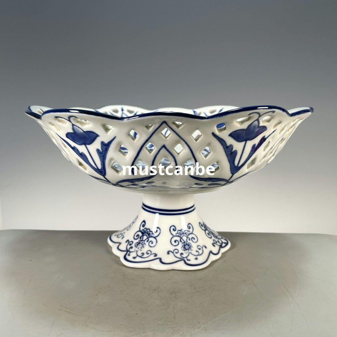 中国美術 青花磁纏枝花卉透かし彫り花果盤 景徳鎮 陶磁器 装飾品 工芸品 置物