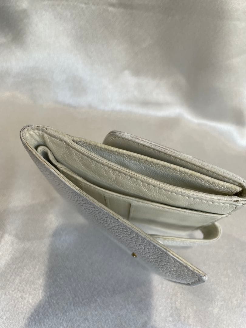 CHANEL ホワイトレザー キャビアスキン　二つ折り財布　本物　匿名発送