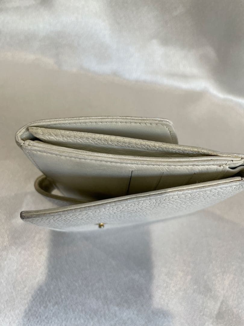 CHANEL ホワイトレザー キャビアスキン　二つ折り財布　本物　匿名発送