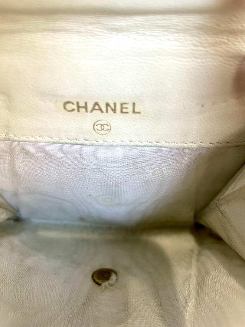 CHANEL ホワイトレザー キャビアスキン　二つ折り財布　本物　匿名発送