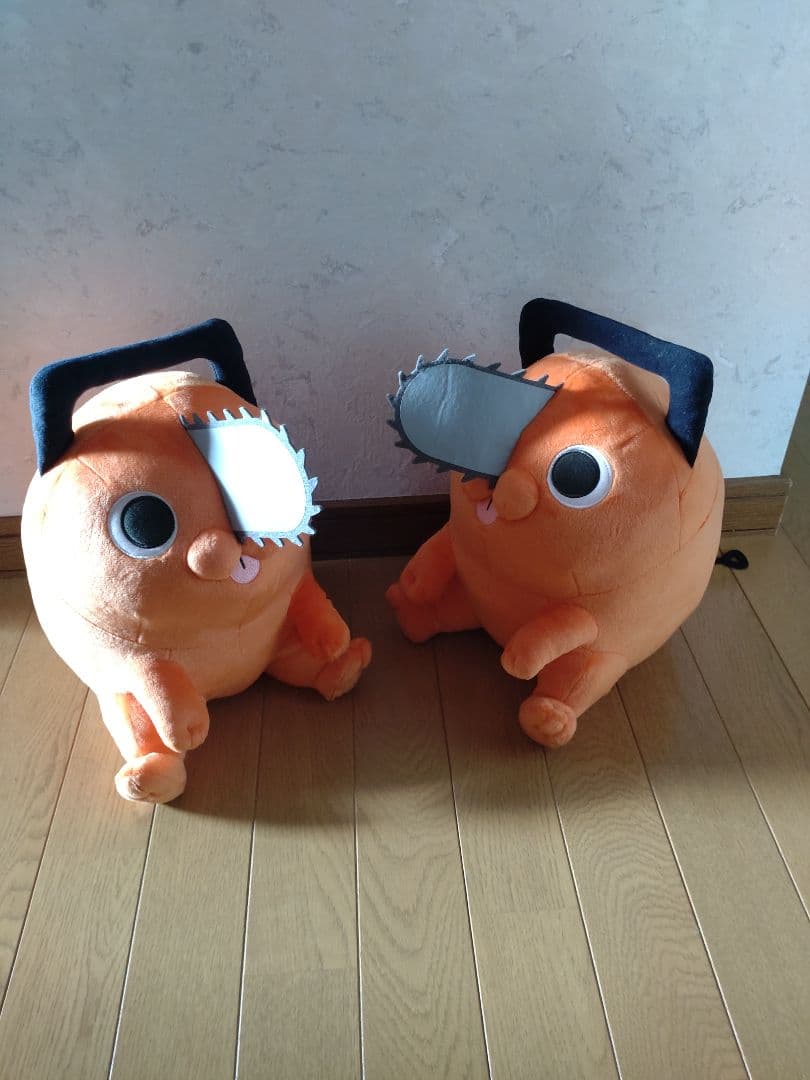 オレンジ色のチェンソーぬいぐるみ