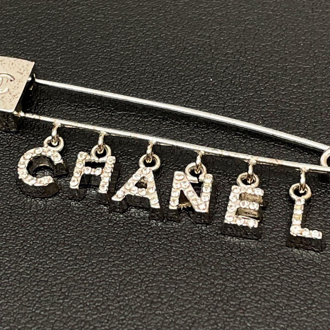 シャネル ロゴ ラインストーン ピン ブローチ コサージュ シルバー 01P