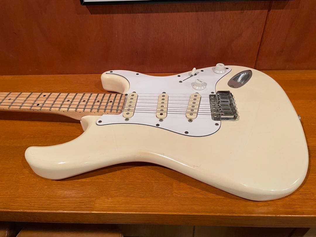 ミディアムスケール　Fender ストラトキャスター ホワイト