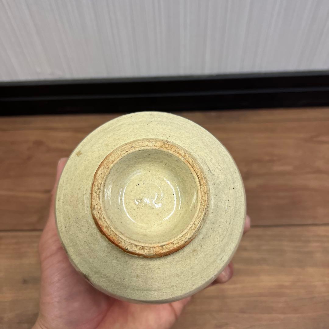 手書き文字のベージュ茶碗