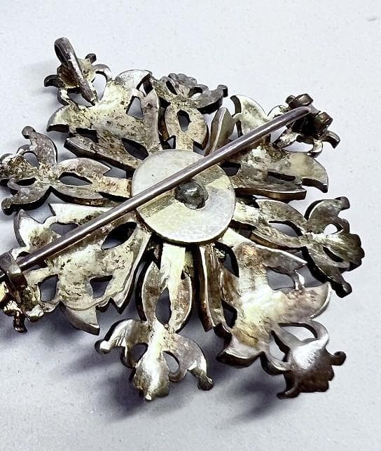 花の形のブローチ　水晶　ローズカット　ジョージアン