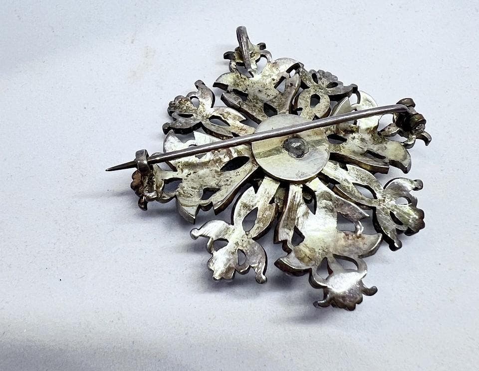 花の形のブローチ　水晶　ローズカット　ジョージアン