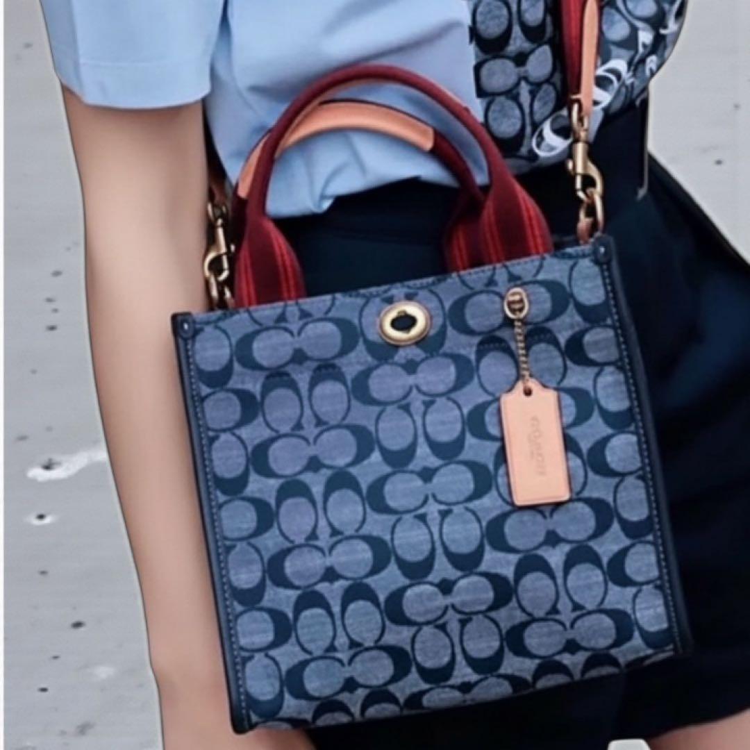 新品タグ付き　保管袋付き　COACH フィールド トート 22 シグネチャー