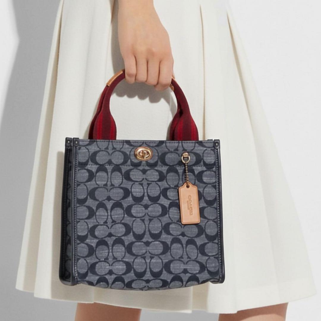 新品タグ付き　保管袋付き　COACH フィールド トート 22 シグネチャー
