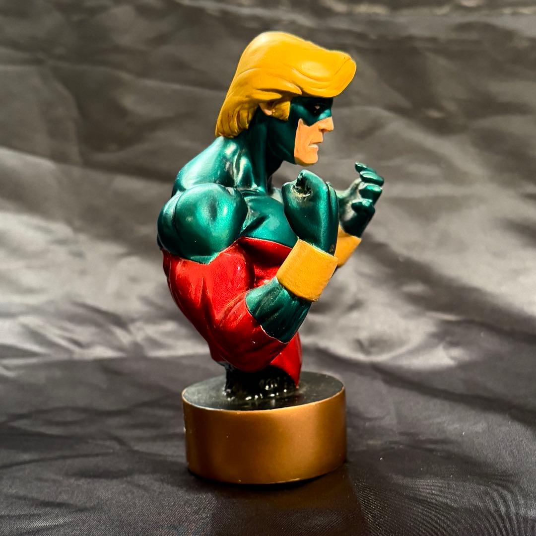 CAPTAIN MARVEL フィギュア　70sバージョン　マーベルミニバスト