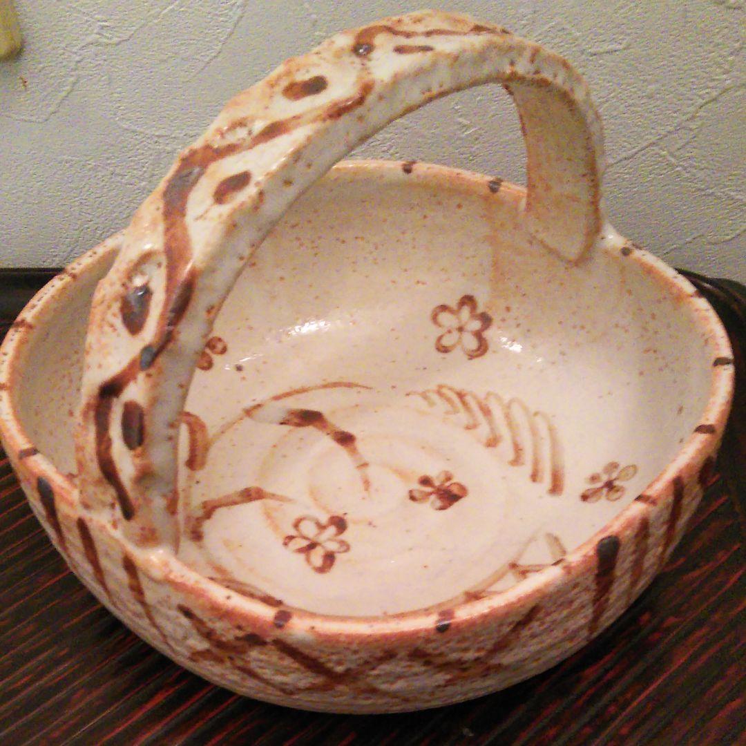 手付き志野焼きの陶器。