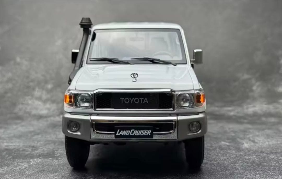 トヨタ ランドクルーザー 1/18スケールモデルミニカー