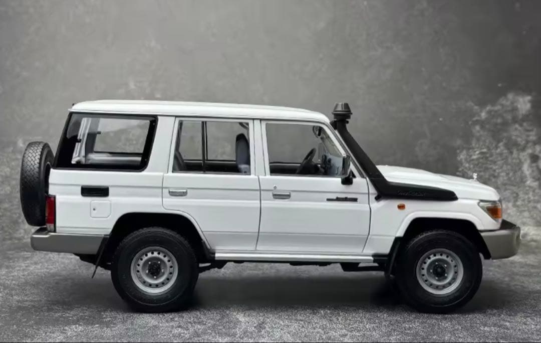 トヨタ ランドクルーザー 1/18スケールモデルミニカー