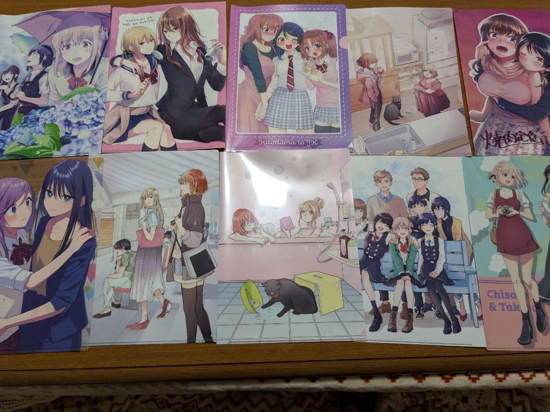 百合コミック。タペストリー、アクリルスタンド、小冊子、クリアファイルのセットです