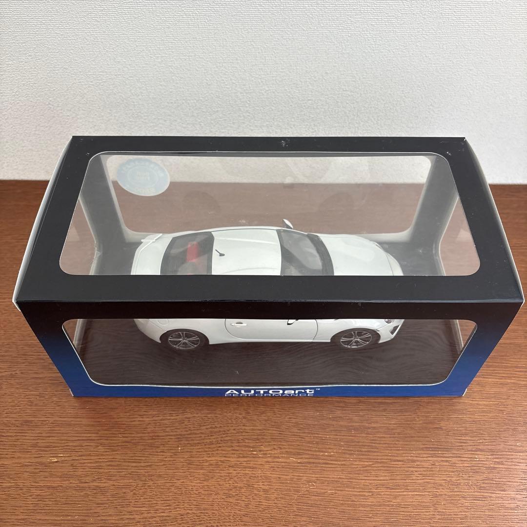 オートアート　トヨタ　TOYOTA 86 1/18 ミニカー　ホワイト