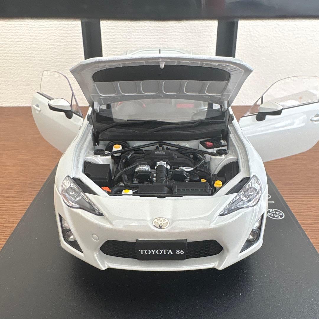オートアート　トヨタ　TOYOTA 86 1/18 ミニカー　ホワイト